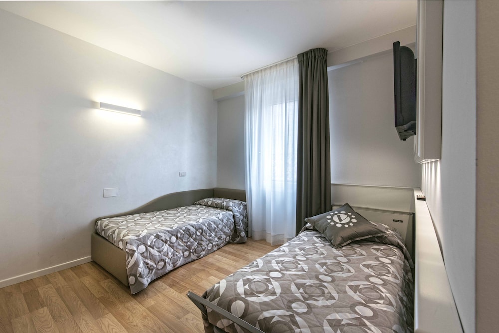 Double or Twin Room, City View - Photo 4