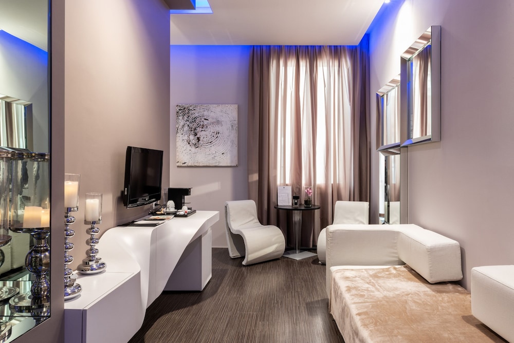 Luxury Suite, 1 Bedroom, Balcony - Photo 10