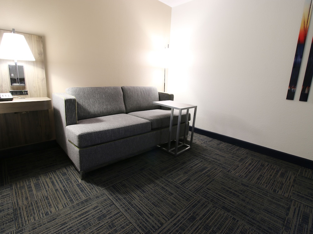 One King Bed, Non-Smoking - Photo 4
