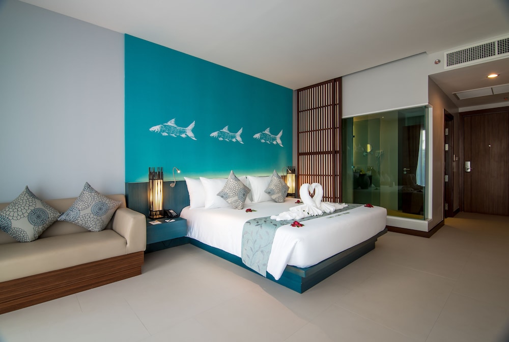 Deluxe Room King Bed photo 3