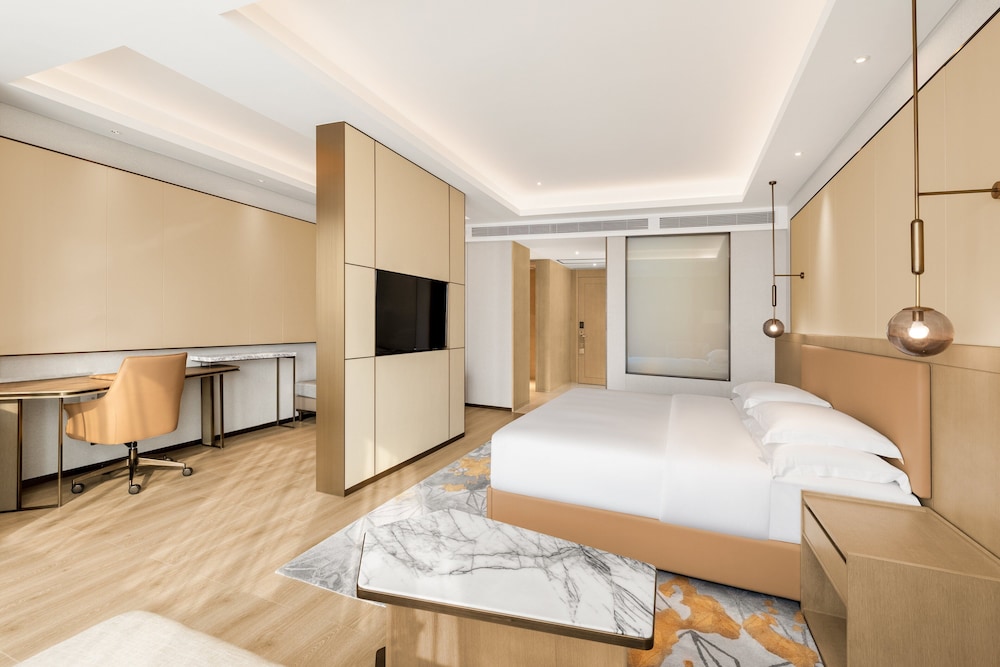 Premium Room, 1 King Bed - Photo 2