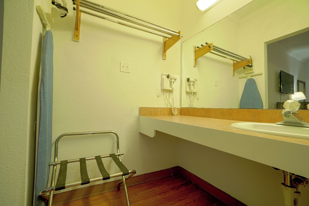 Room, 2 Queen Beds - Photo 9