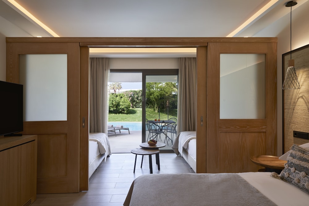 Premium Family Room Sliding Door Swim Up Inland View - Photo 4