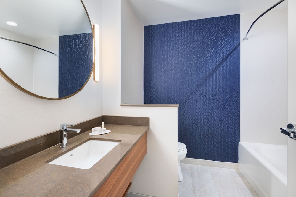 Suite, Multiple Beds (Mobility/Hearing Access, Transf Shwr) photo 2