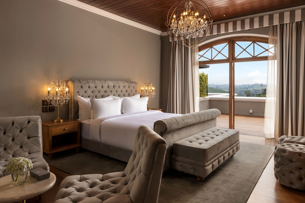 Luxury Double Room, 1 King Bed, Balcony, Mountain View