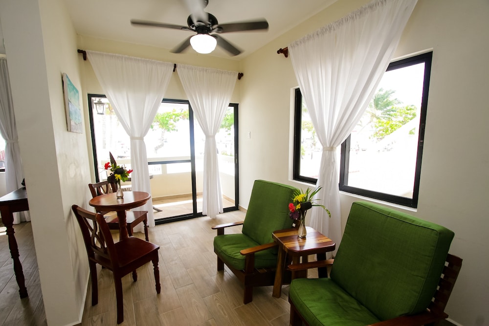 Standard Studio Suite, 1 King Bed, Beach View, Beachfront photo 3