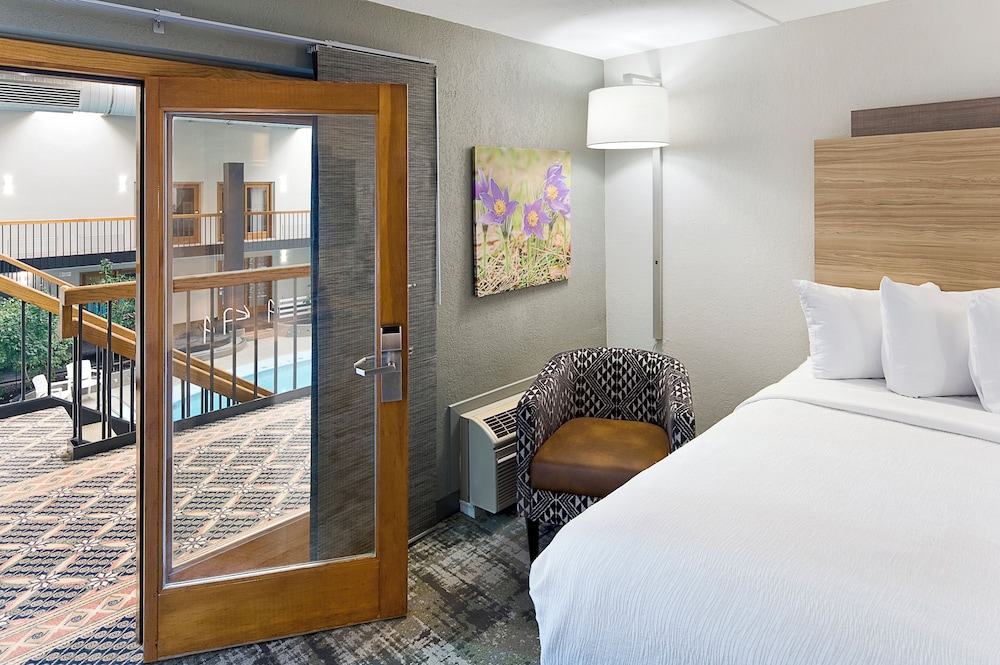Room, 2 Queen Beds, Poolside (2nd Floor) - Photo 1