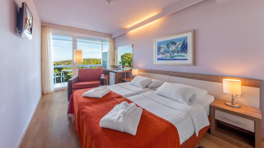 Standard Twin Room with Extra Bed and Sea Side Balcony - Photo 1