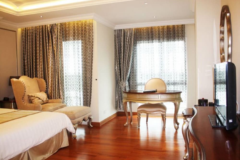 Superior Room, Jetted Tub, City View