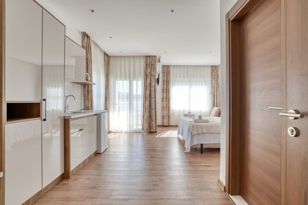 Superior Apartment, Kitchen, Poolside