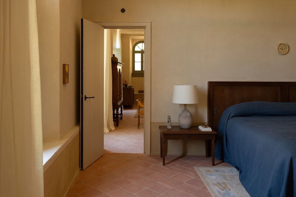 Suite, 2 Bedrooms, Non Smoking - Photo 2