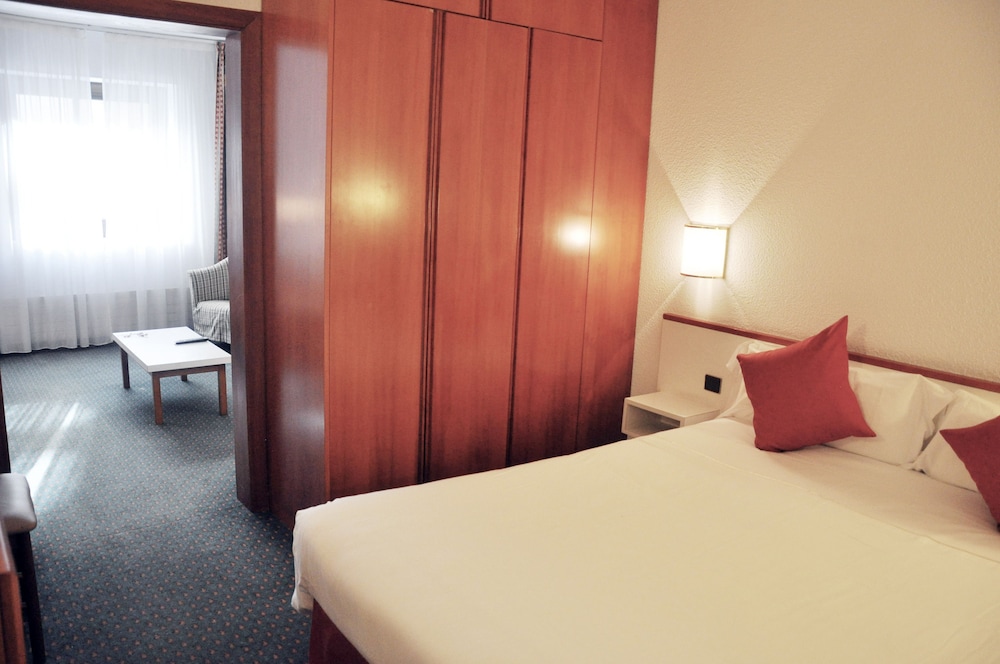 Standard Room, Multiple Beds photo 2