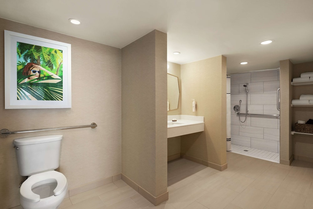 Suite, 2 Double Beds, Oceanfront, Accessible Roll-In Shower, Juliet Balcony - Photo 7