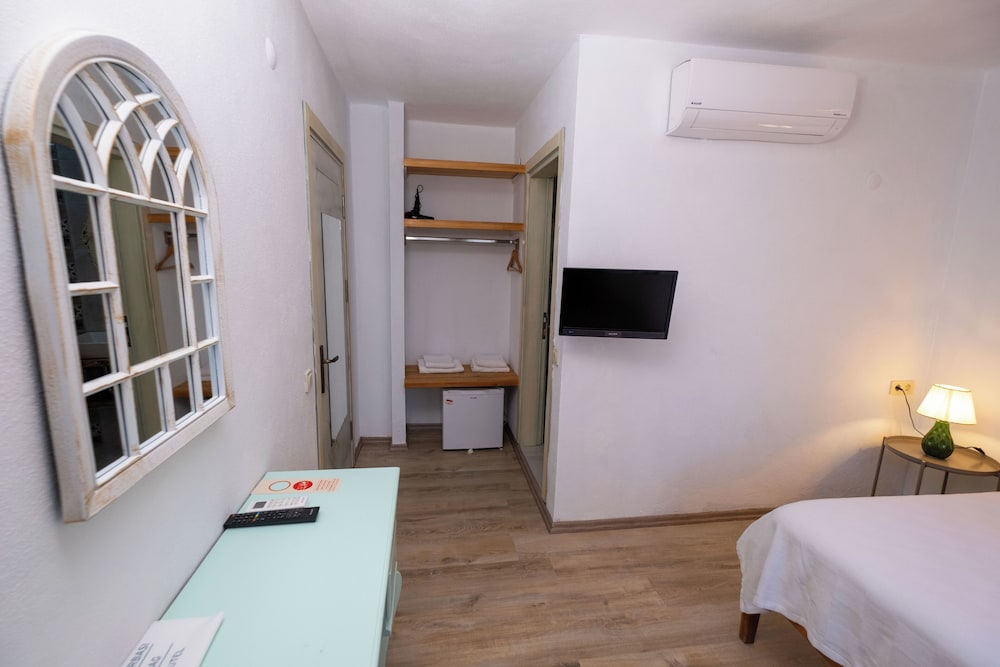 Double Room, 1 Queen Bed (Annex Building - Ground Floor) photo 3