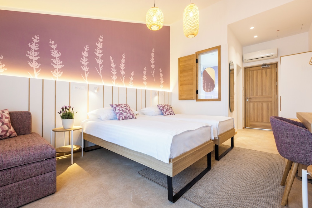 Double or Twin room with extra bed - Photo 4