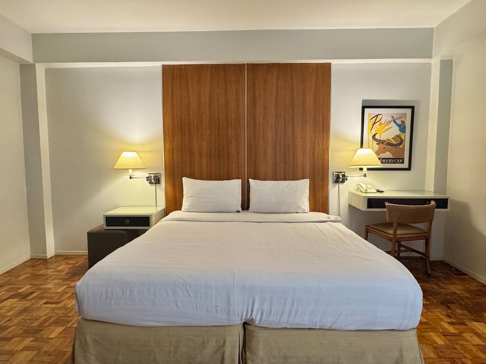Deluxe Room, 1 Queen Bed, Refrigerator & Microwave, Corner photo 3