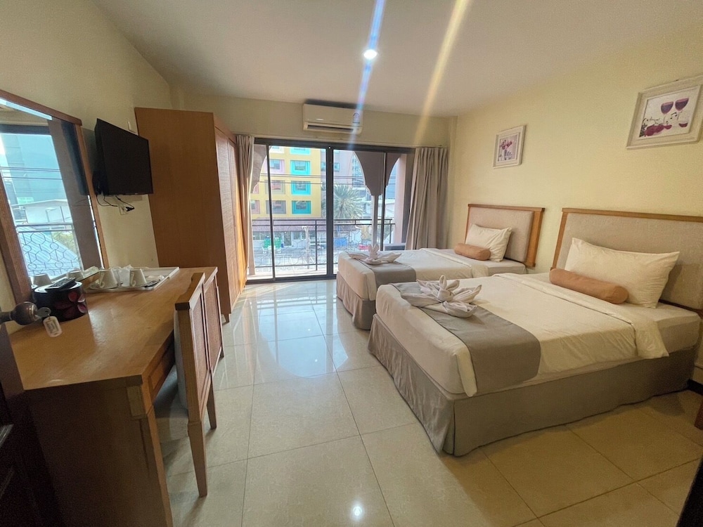 Deluxe Twin Room, 1 Bedroom, City View thumbnail 5