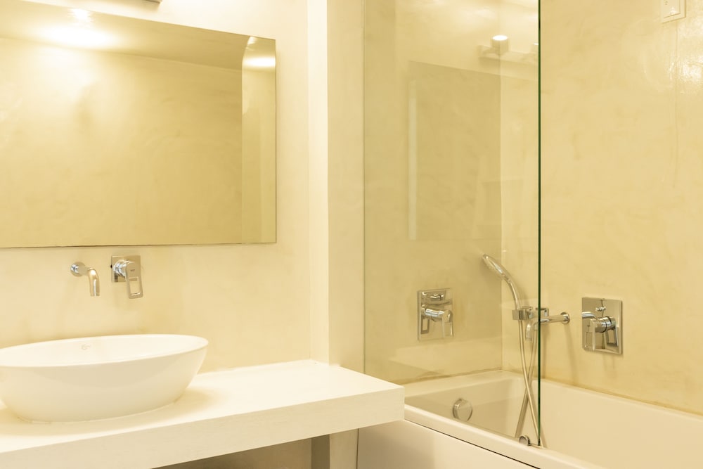 Senior Suite, Jetted Tub - Photo 3