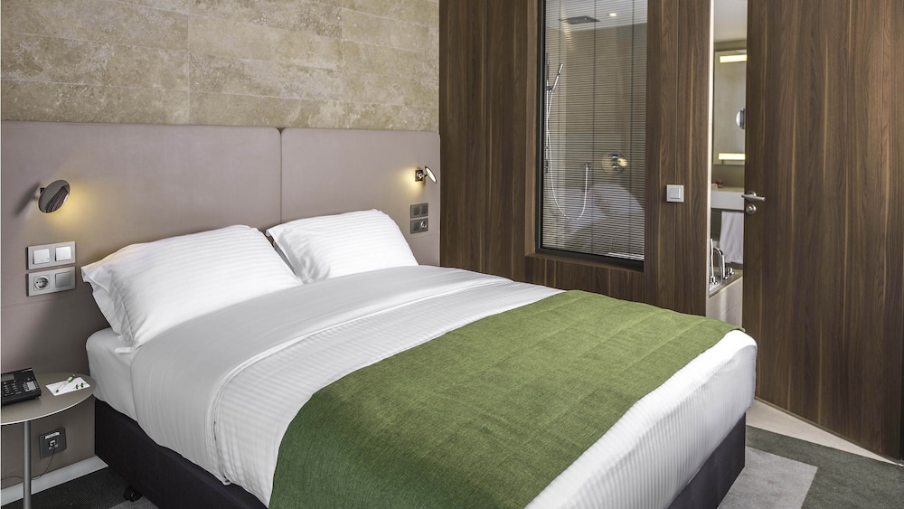Standard Room, 1 Queen Bed (High Floor)