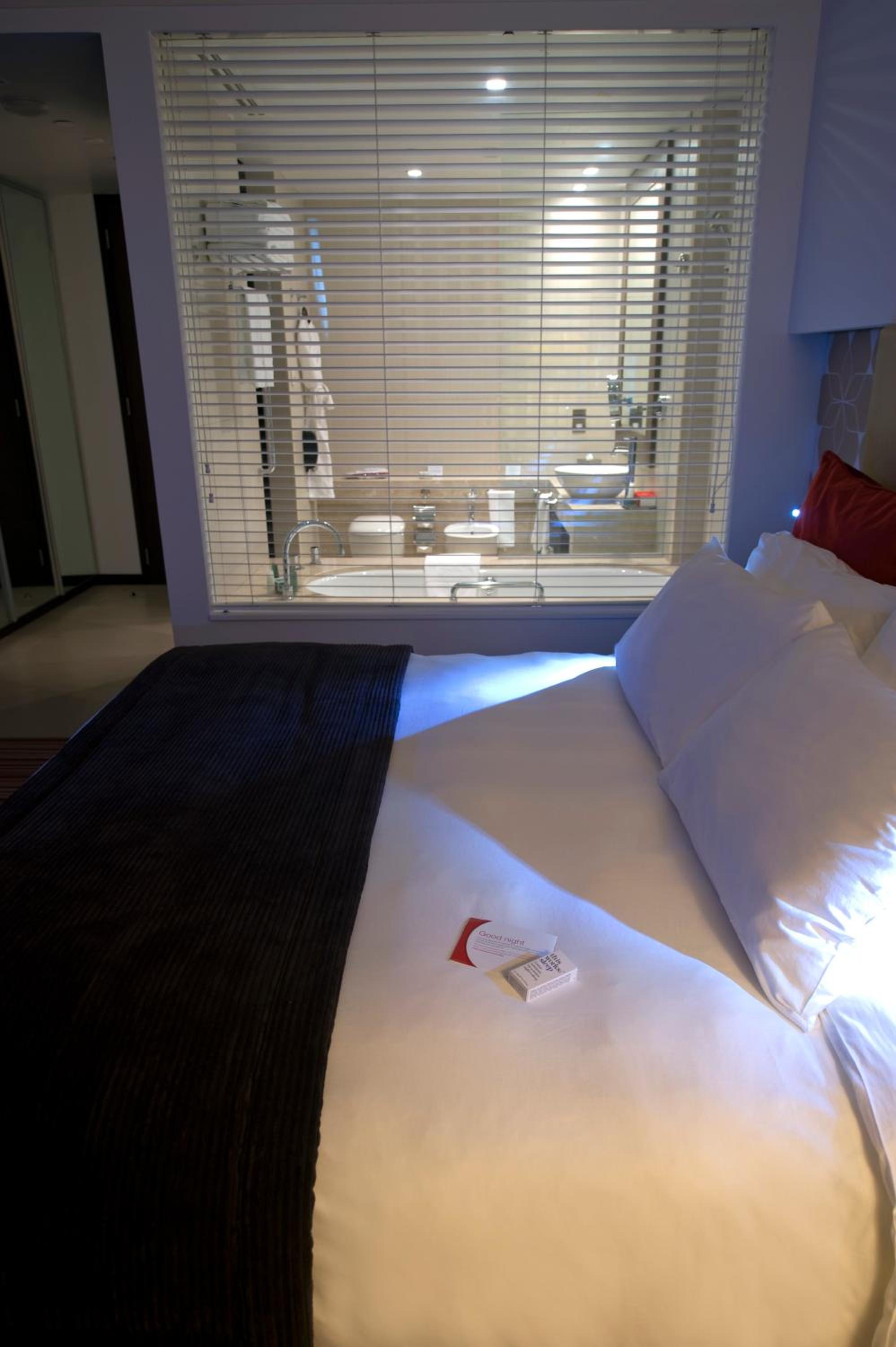 Standard King Room With City View - Smoking photo 1