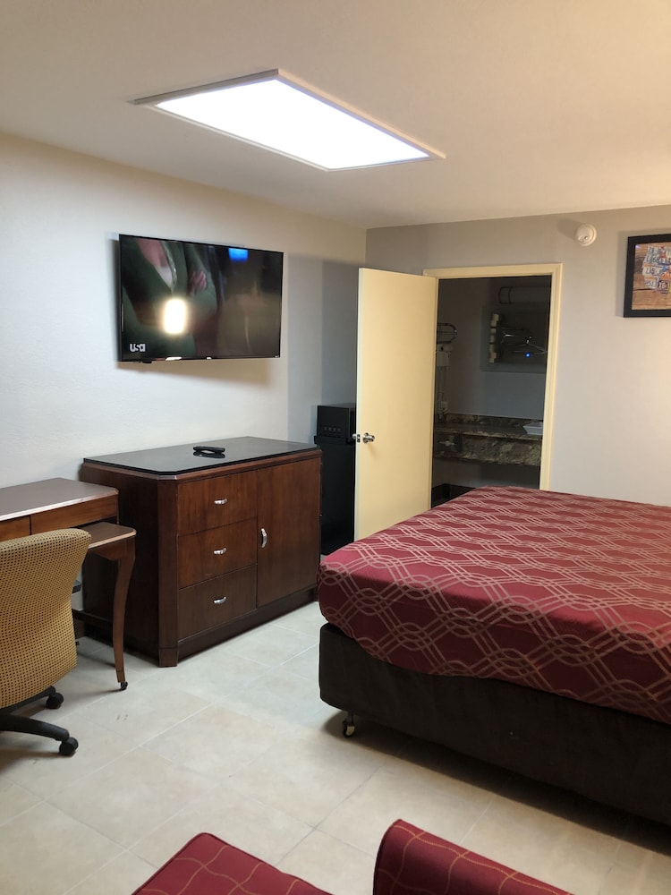 Room, 1 King Bed, Smoking - Photo 6