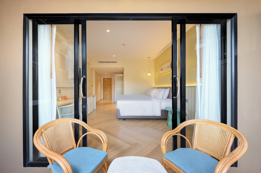 Deluxe Double Room, 1 King Bed, Balcony thumbnail 5