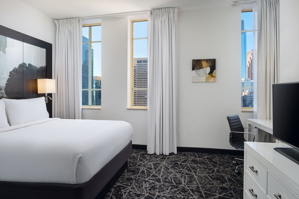 Suite, 1 King Bed with Sofa bed (Mobility Accessible, Roll-In Shower) photo 3