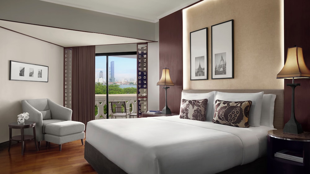 Deluxe River View Room thumbnail 5