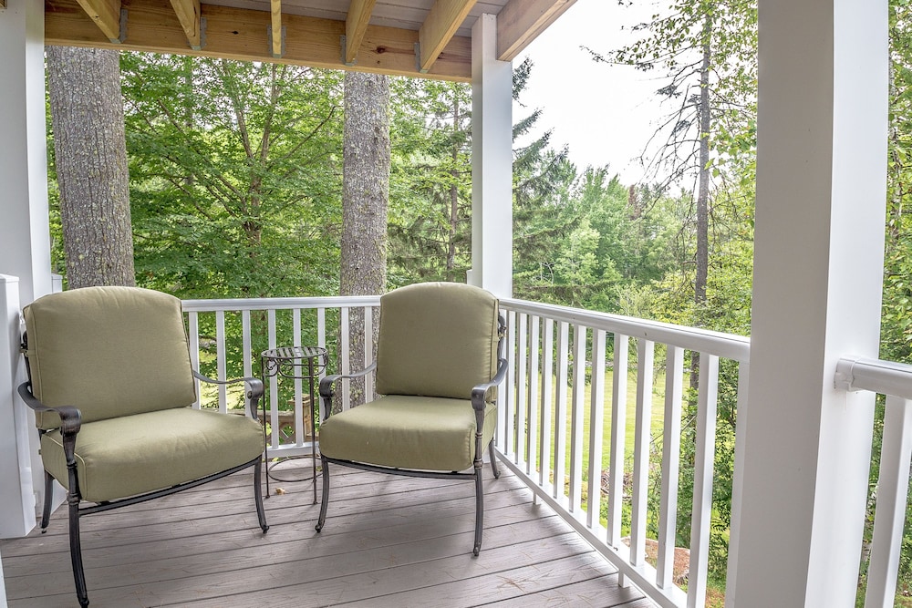 Deluxe King Suite (Pet Friendly) photo 2