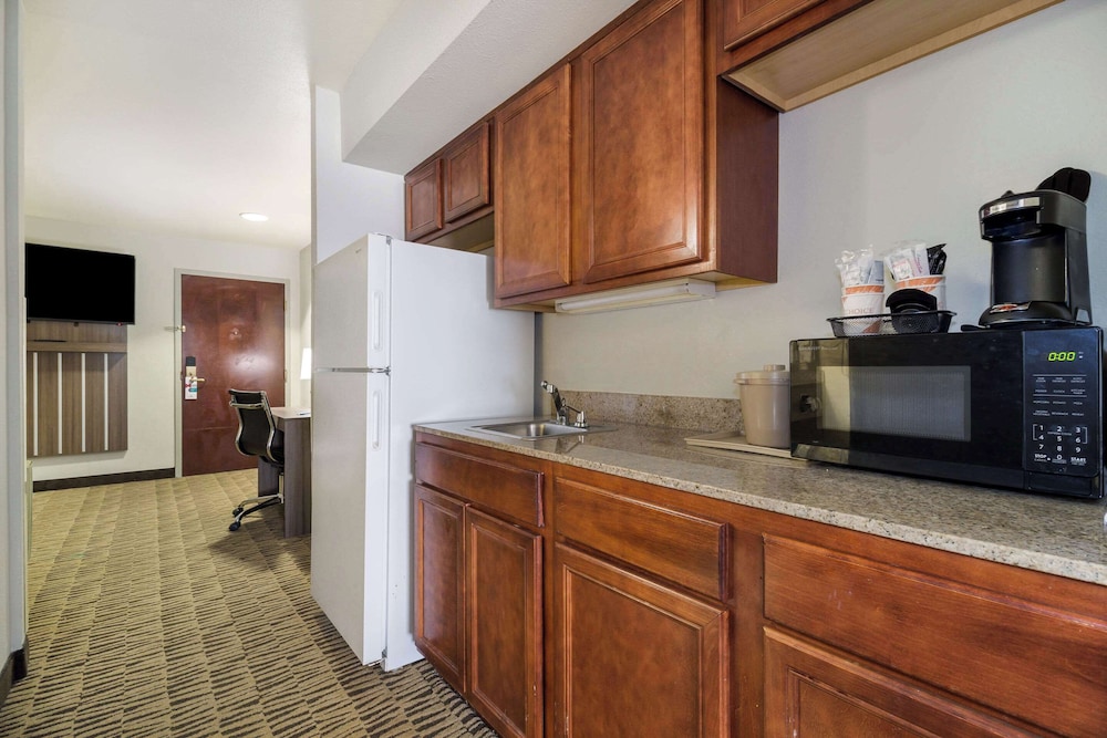 Suite, Multiple Beds, Non Smoking - Photo 7