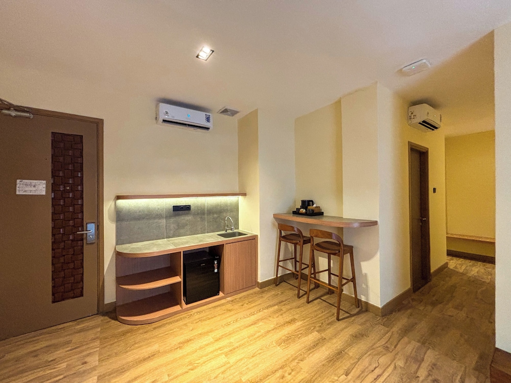 Suite, 1 Bedroom, Balcony - Photo 5