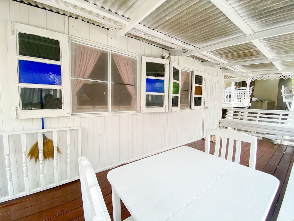 Thai House Family Room photo 3