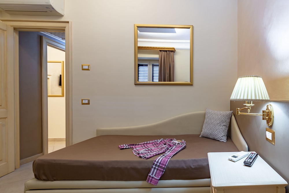 Family Room, City View (201) - Photo 11