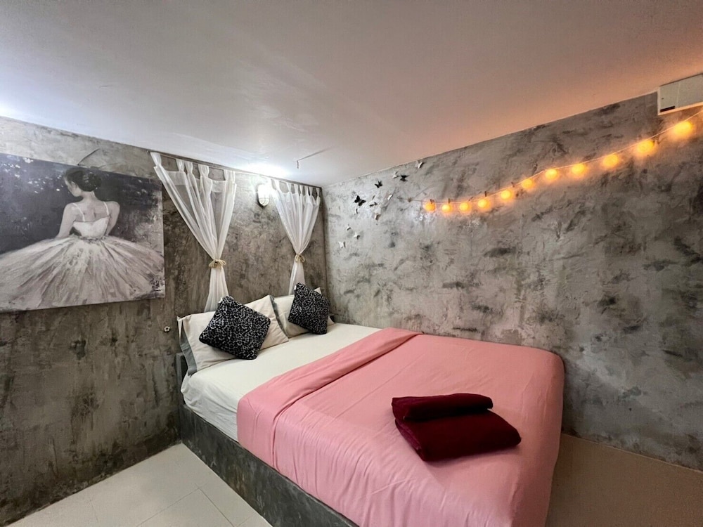 Deluxe Room, 1 Queen Bed - Photo 19