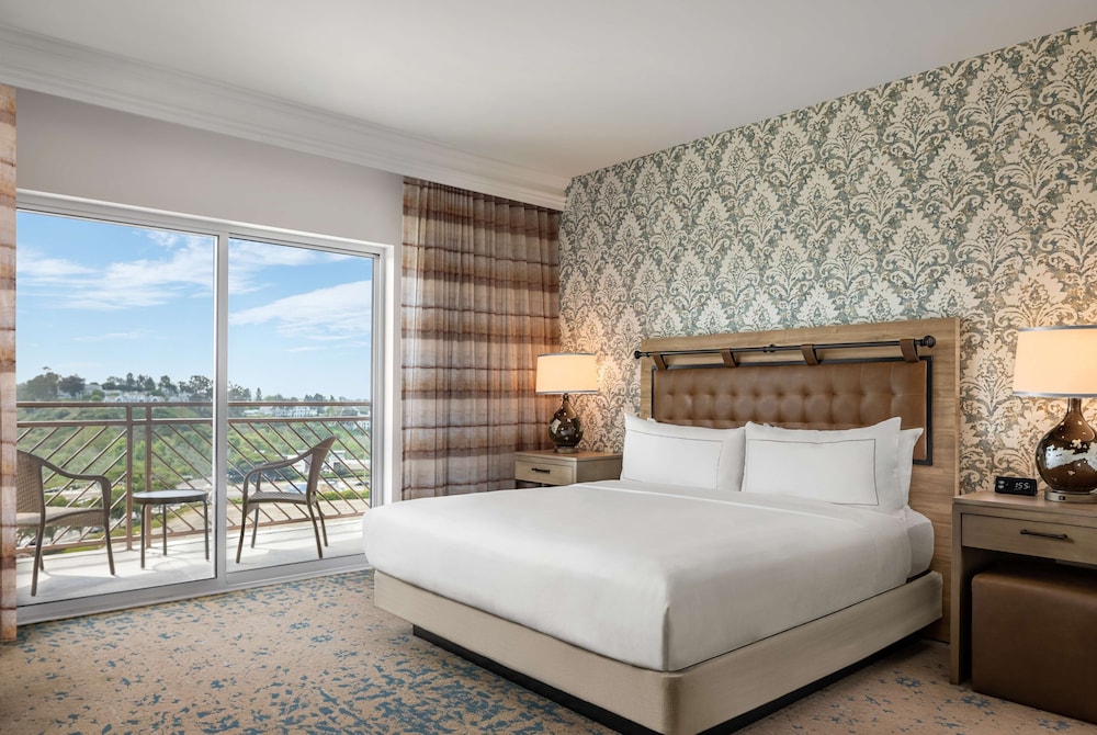 Suite, 1 King Bed, Accessible, Bathtub - Photo 1