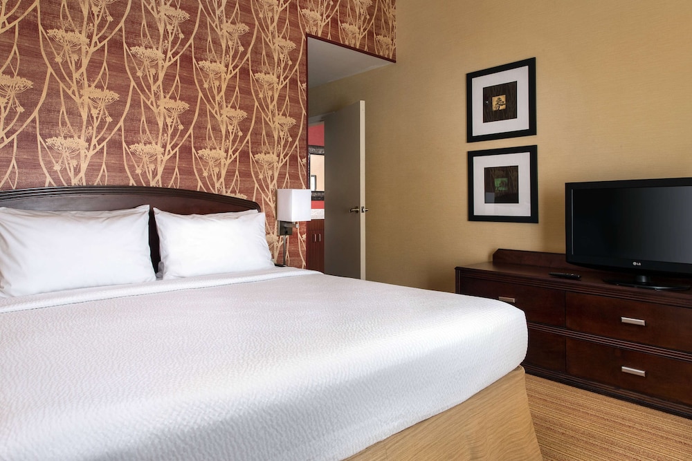 Superior Suite, 1 King Bed with Sofa bed - Photo 1