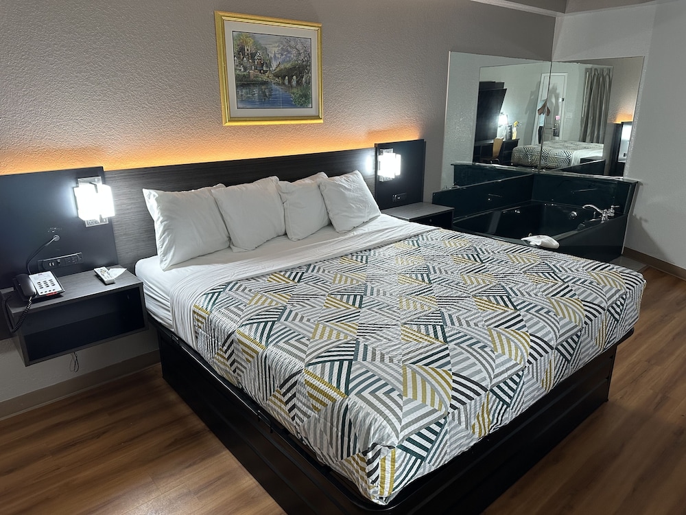 Deluxe Room, 1 King Bed, Non Smoking, Hot Tub