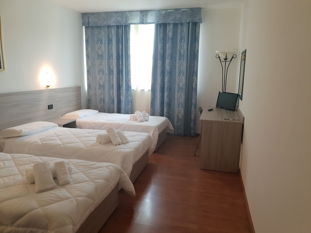 Deluxe Triple Room photo 3