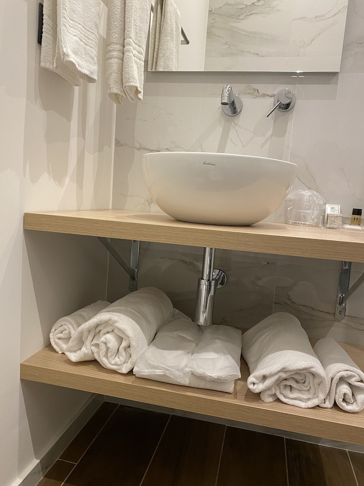 Twin Room - Photo 6