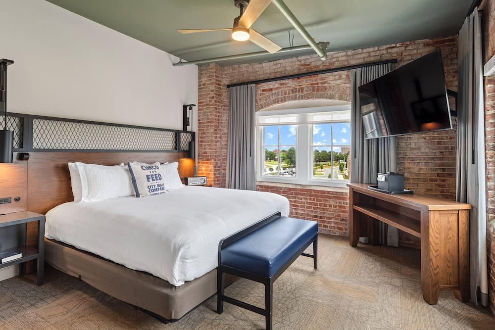 Corner Room, 1 King Bed, River View