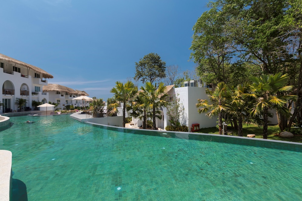 Deluxe Room, Pool Access thumbnail 5