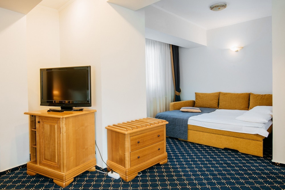 Junior Suite, Multiple Beds (with Sofabed) photo 3