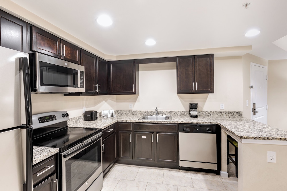 Deluxe Two Bedroom Suite, Pool View - Photo 11