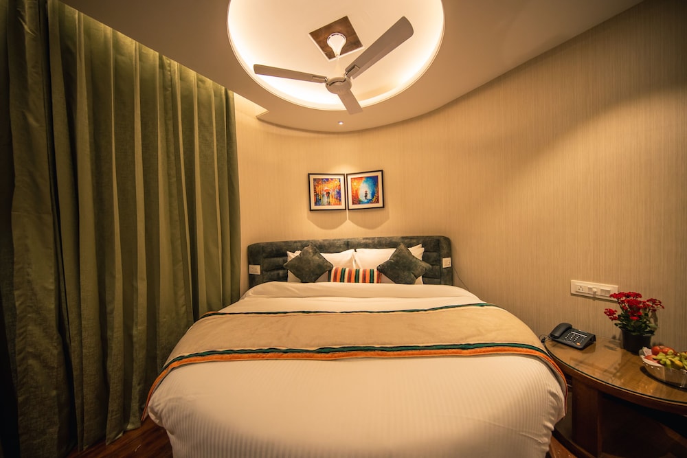 Premium Room with Private Balcony - Photo 17