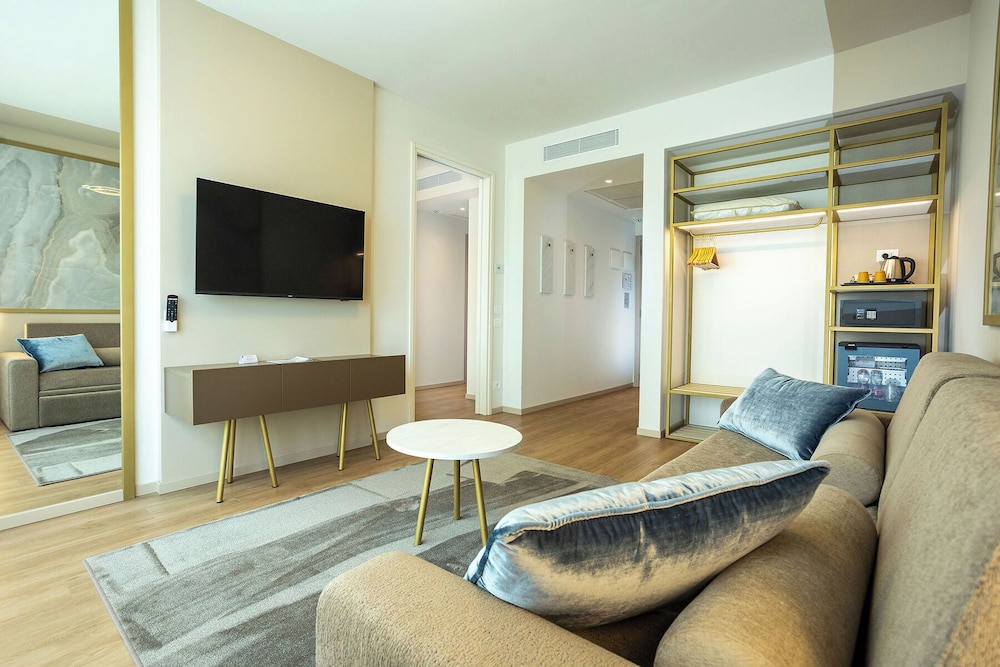 Suite - Photo 10