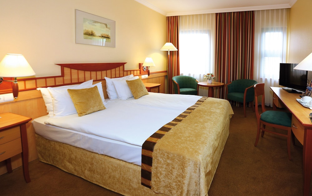 Standard Double Room, City View