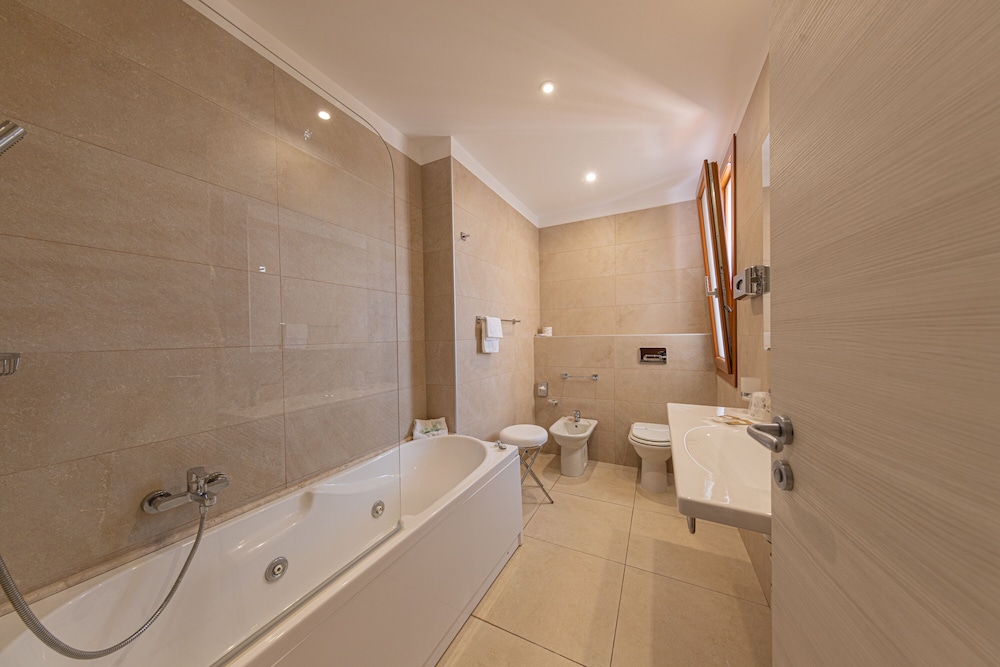 Superior Double or Twin Room, Sea View - Photo 5