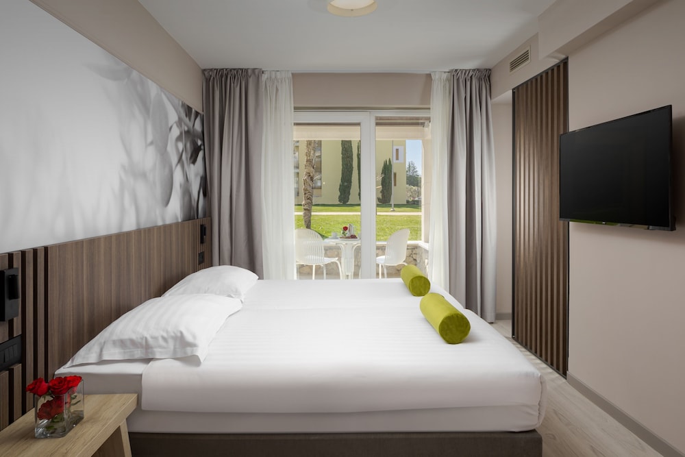 Classic Room with balcony pool side photo 1