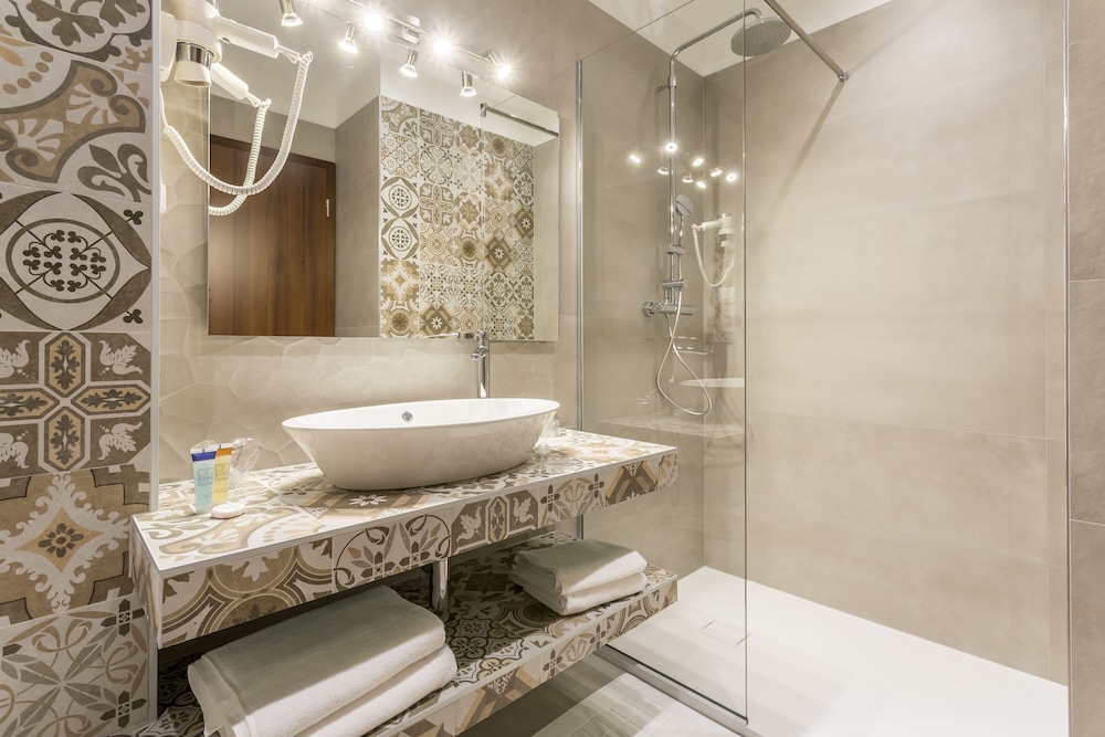 Deluxe Double or Twin Room - Photo 4
