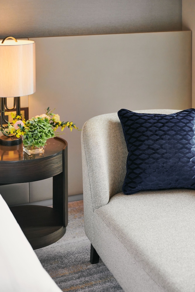 Family Room thumbnail 5